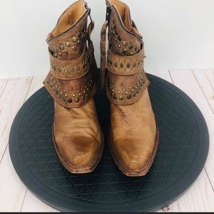 Corral women’s tan leather cowboy boots w/studs 11